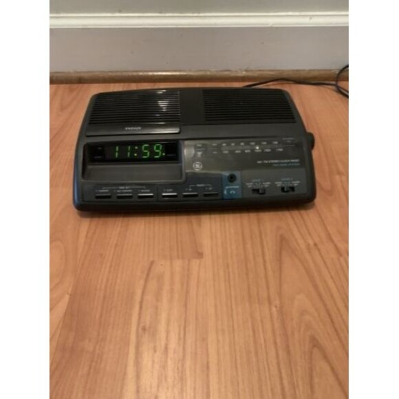 Vintage GE Clock AM/FM Radio Digital Dual Alarm Clock - Picture 1 of 11